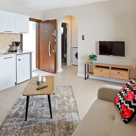 Central And Comfortable With Shared Pool Near Beach In Apartment *