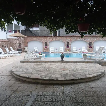 Central And Comfortable With Shared Pool Near Beach In Apartment *
