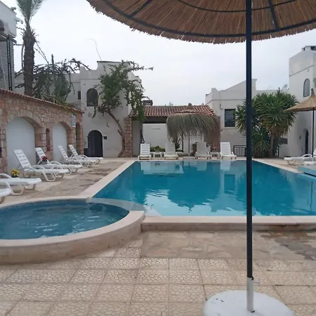 Apartment Central And Comfortable With Shared Pool Near Beach In