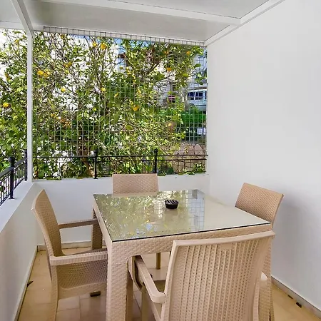 Central And Comfortable With Shared Pool Near Beach In 博德鲁姆
