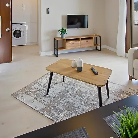 Central And Comfortable With Shared Pool Near Beach In 公寓 博德鲁姆