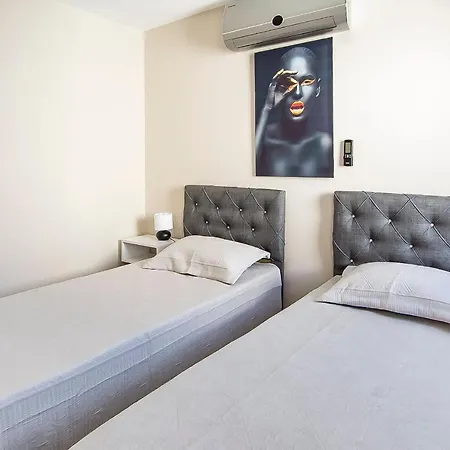 Central And Comfortable With Shared Pool Near Beach In * 博德鲁姆